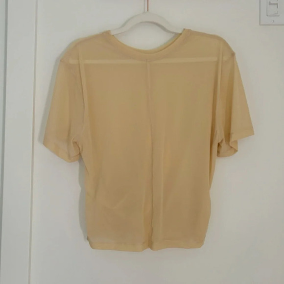 Lululemon  Lightweight Mesh Reversible Yoga T-Shirt
in Prosecco Size 8 / 10 - Picture 4 of 5